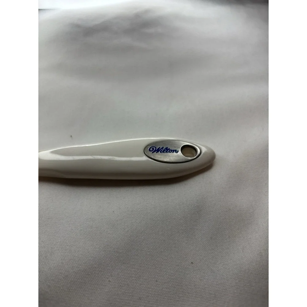 Wilton White Plastic Scraper with Removable Silicone Head